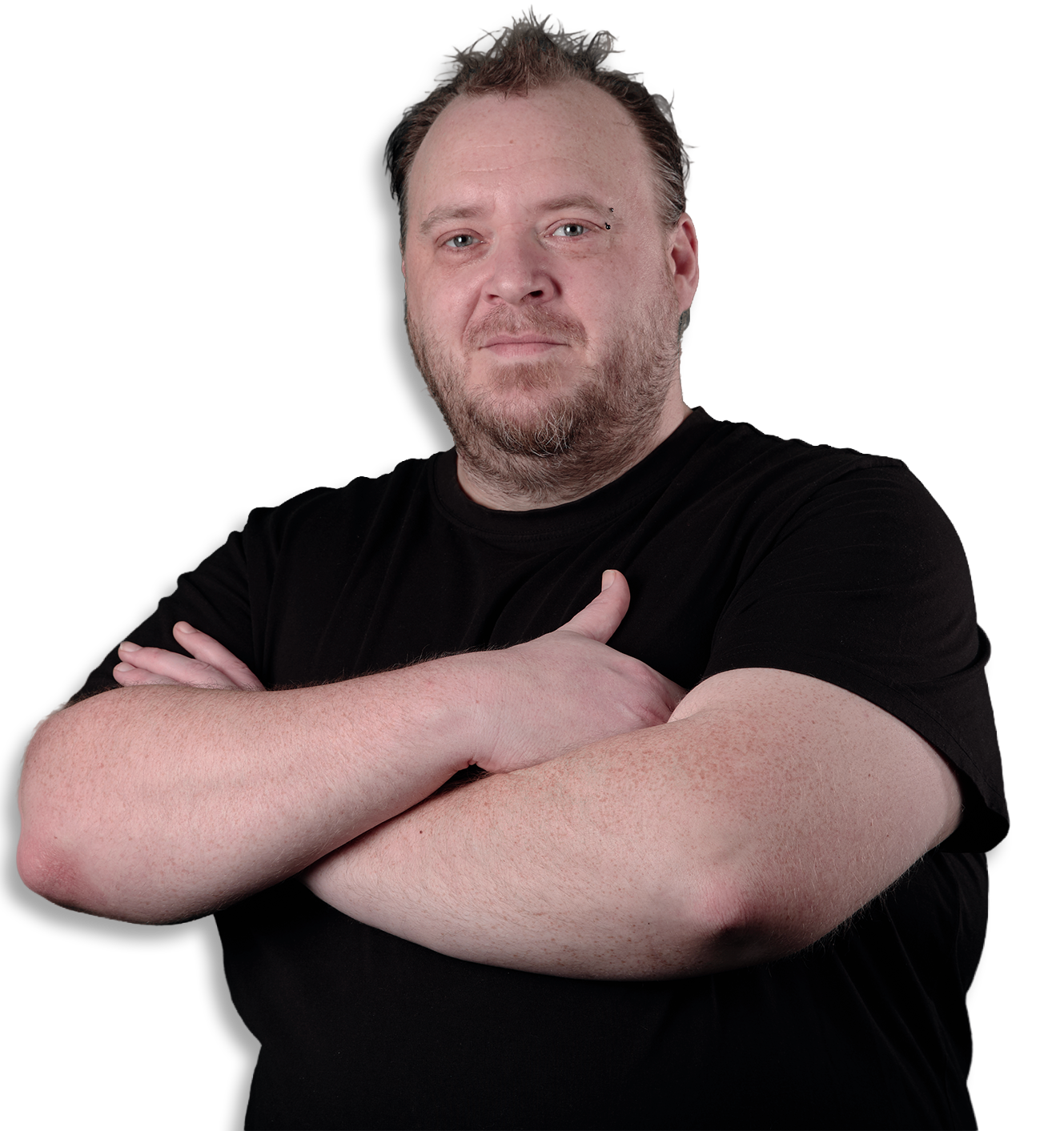 Portrait de Cédric Michaux, bras croisés, portant un t-shirt noir sur fond transparent.