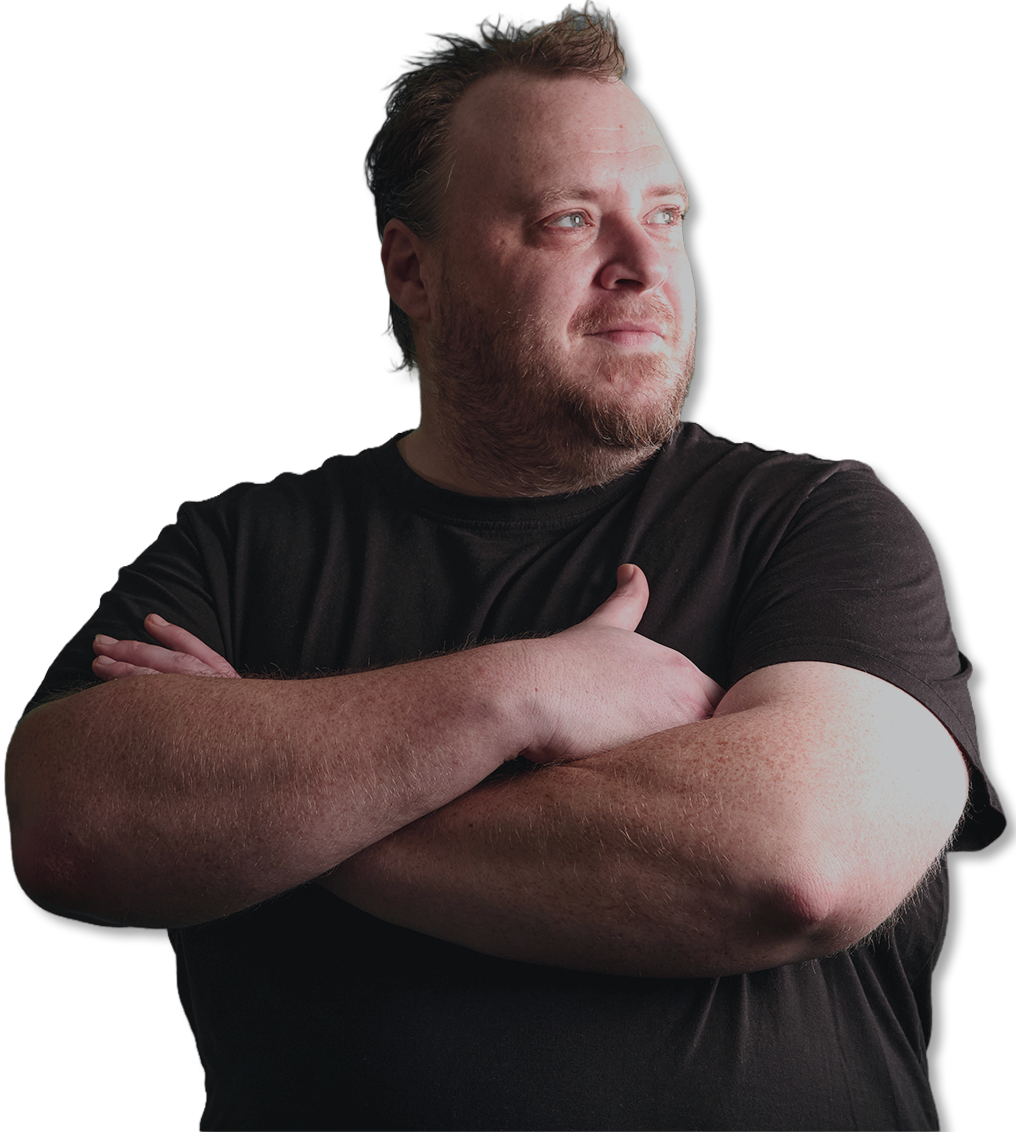 Portrait de Cédric Michaux, bras croisés, portant un t-shirt noir sur fond transparent.